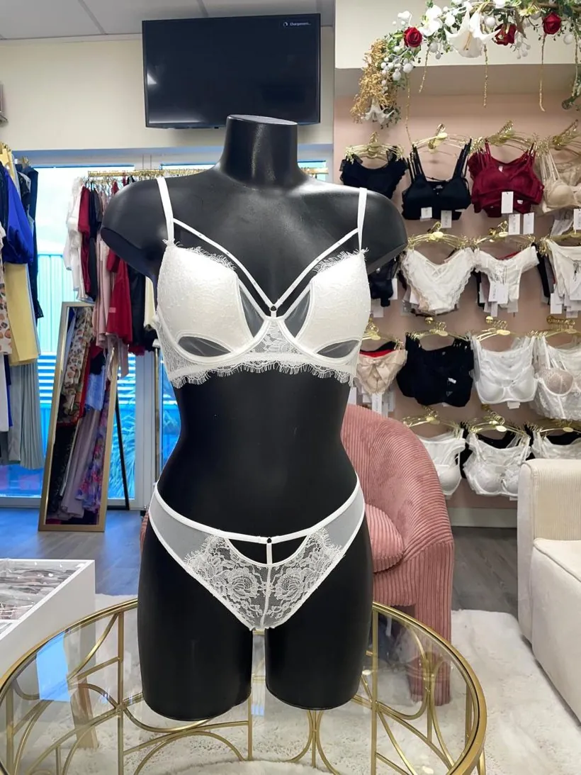 Ensemble de lingerie fine présenté en boutique