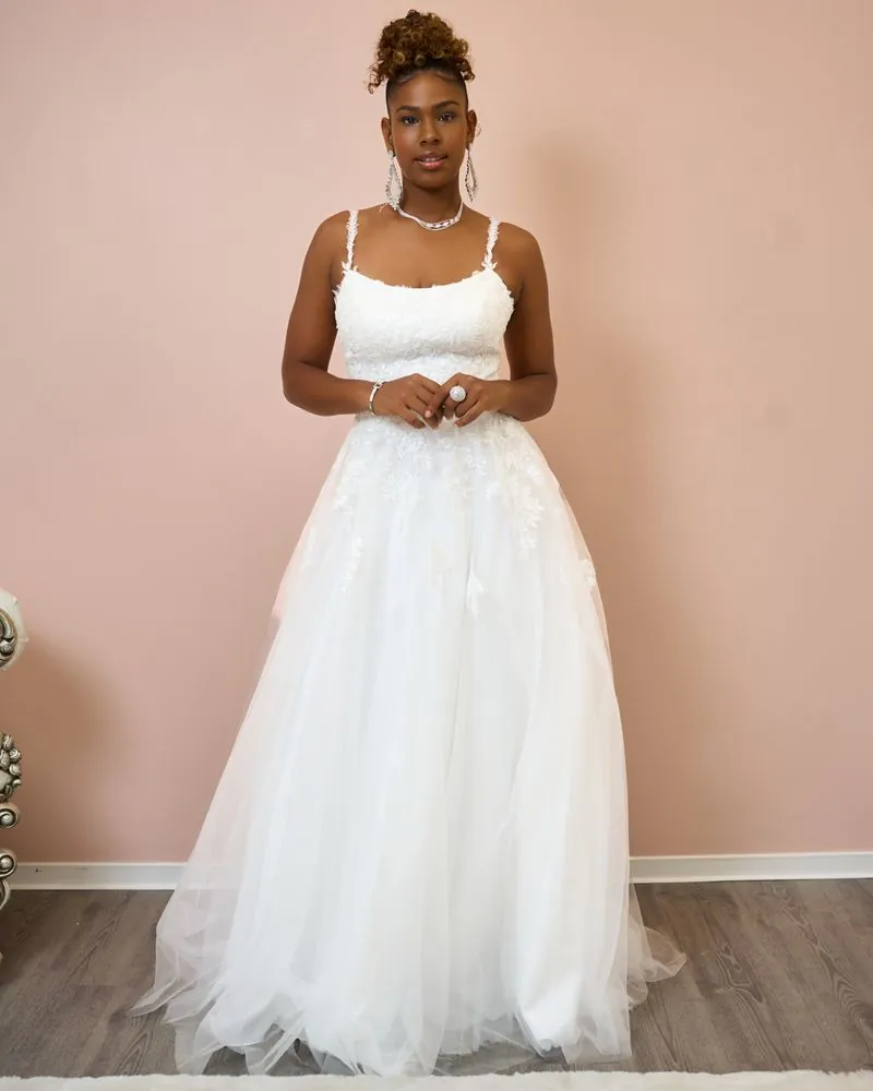 Robe de mariée bohème à bretelles fines, coupe épurée