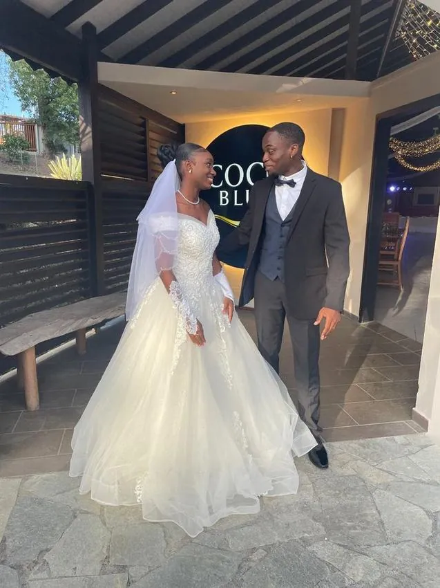 Couple de mariés en extérieur en Guadeloupe, robe Lunéria