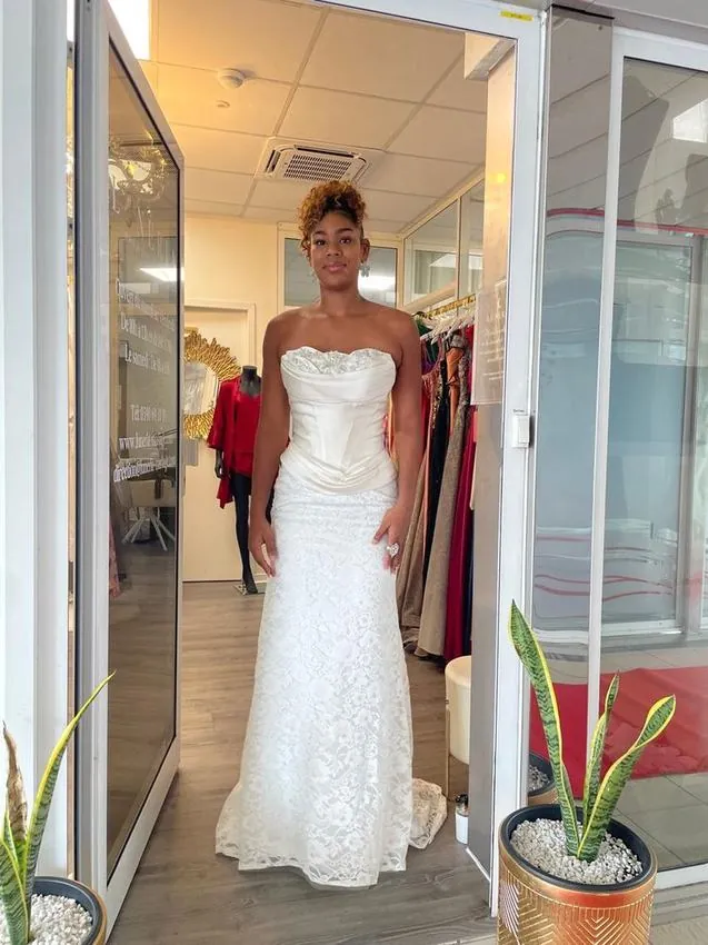 Mariée en robe de dentelle dans le salon d'essayage Lunéria