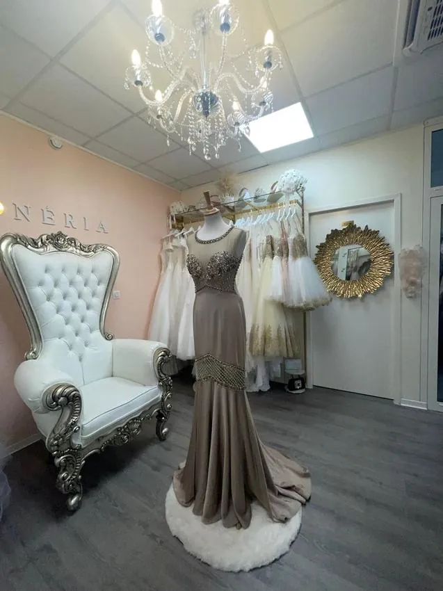 Robes présentées dans la boutique Lunéria