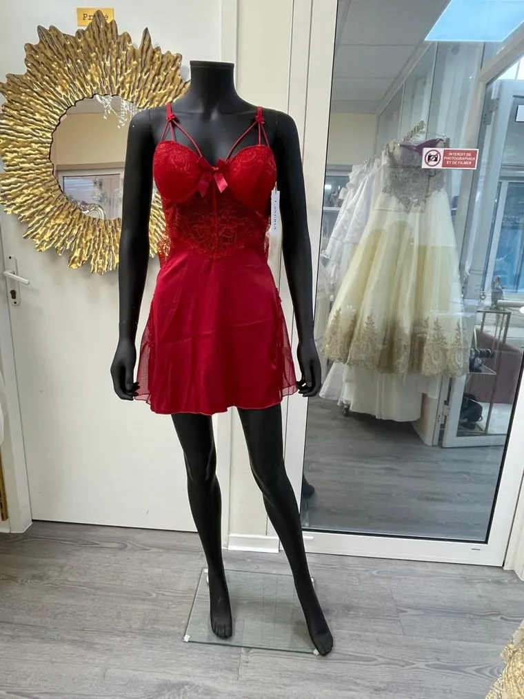 Robe de soirée Flamboyant présentée en boutique Lunéria
