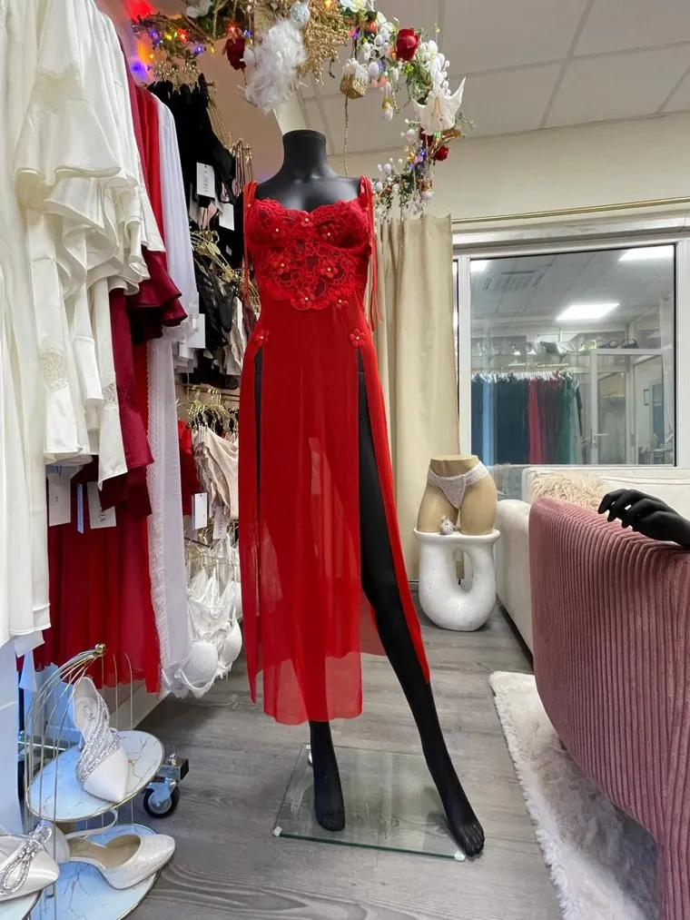 Robe de soirée Grenadine présentée en boutique Lunéria