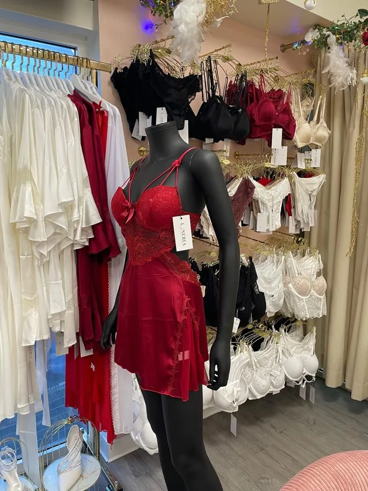 Robe de soirée Nuit Créole présentée en boutique Lunéria