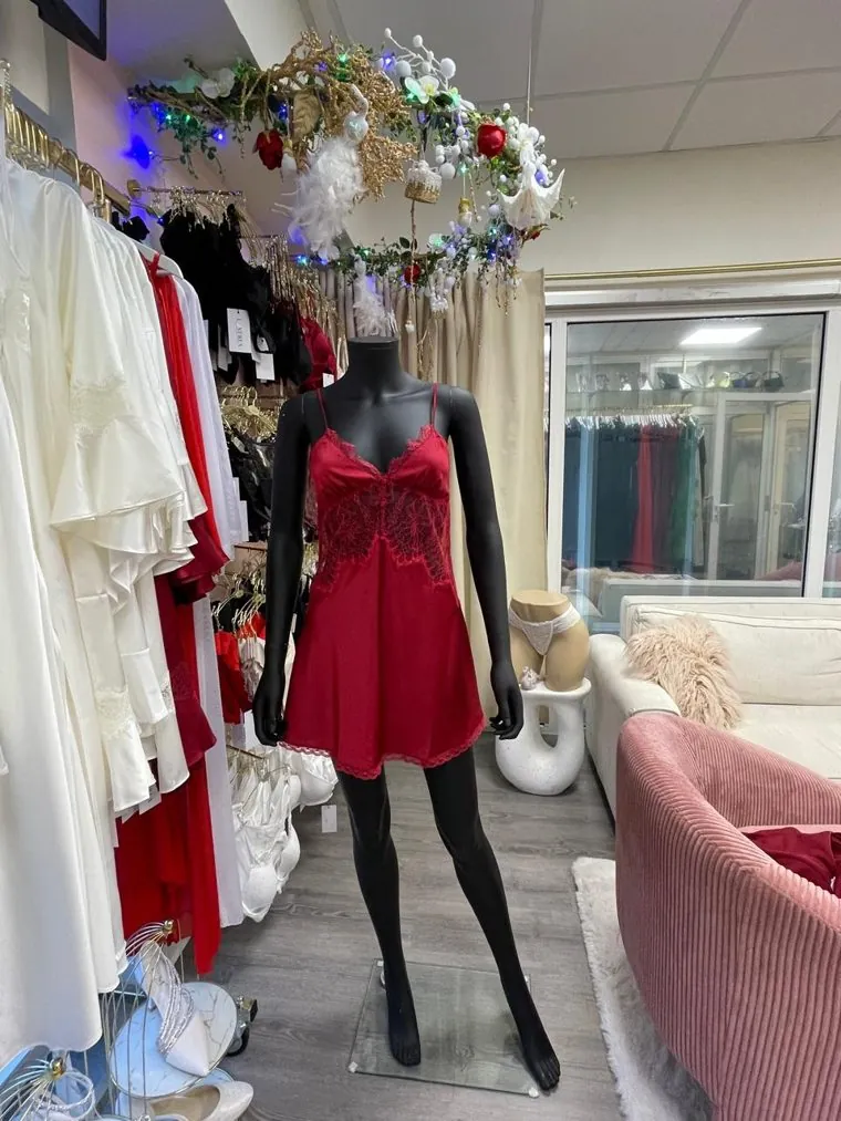 Robe de soirée Vénus présentée en boutique Lunéria